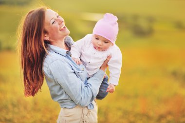 mutlu aile, anne ve güzel kızı.