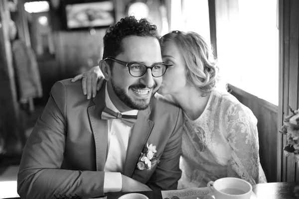 Fotografie alb-negru a cuplului fericit de nuntă împreună . — Fotografie, imagine de stoc