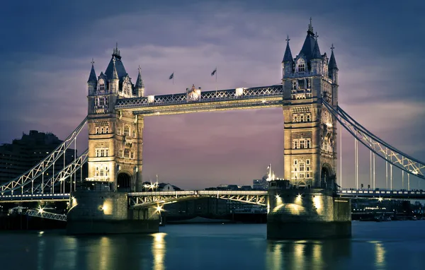 Tower Bridge in der Abenddämmerung — Stockfoto