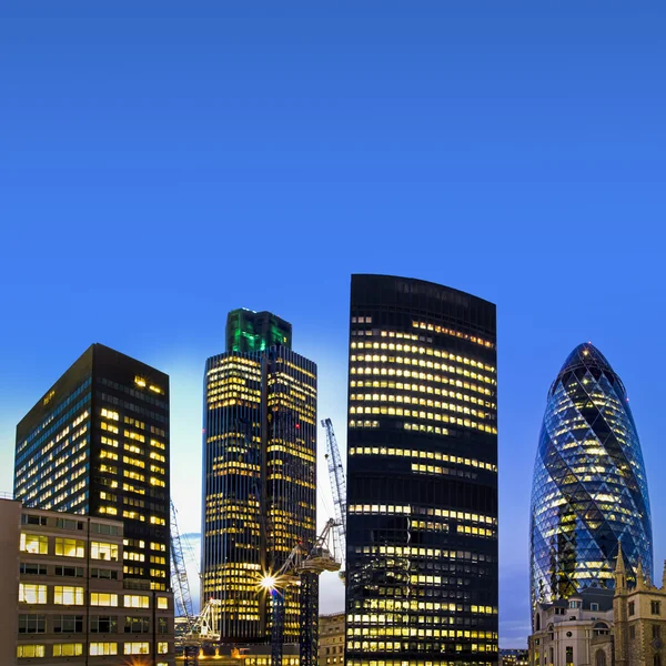伦敦金融区在黄昏 — 图库照片