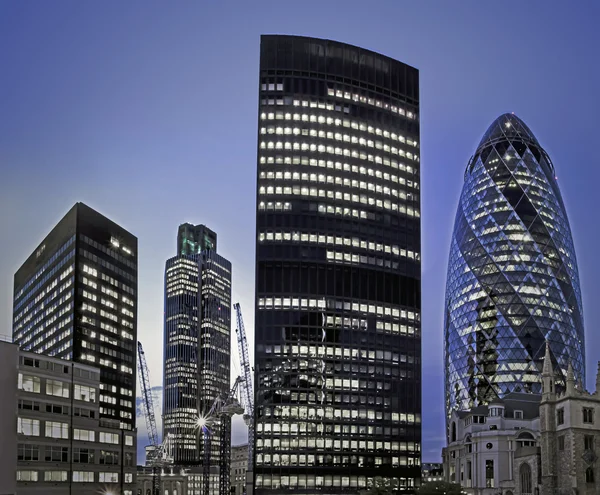 Londoner Finanzviertel in der Dämmerung — Stockfoto