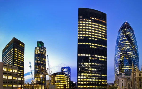 London finansiella distriktet på twilight — Stockfoto