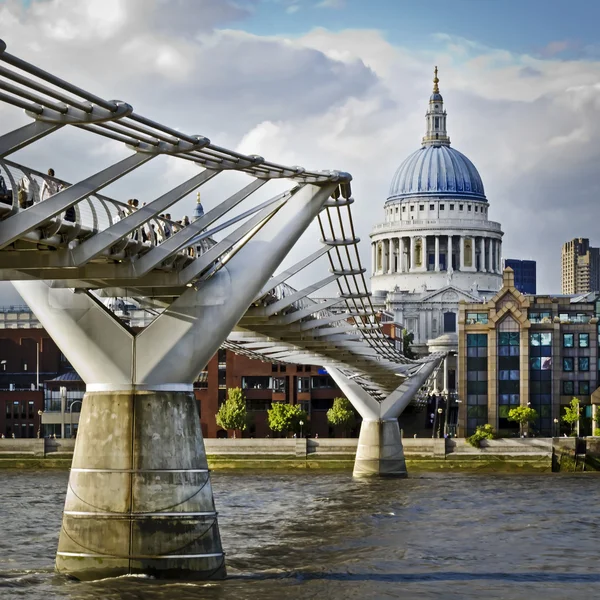 Millennium Bridge och St. Paul's Cathedral — Stockfoto