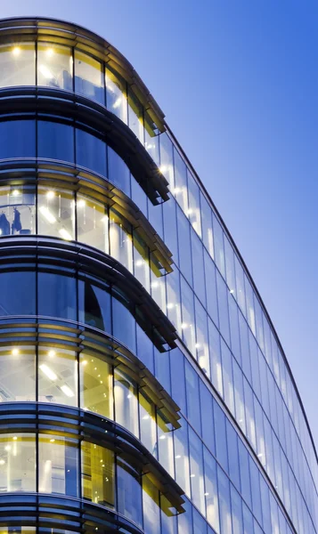 Edificio de oficinas en el crepúsculo — Foto de Stock