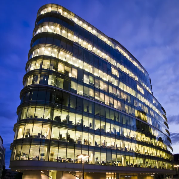 Edifício de escritórios no crepúsculo — Fotografia de Stock