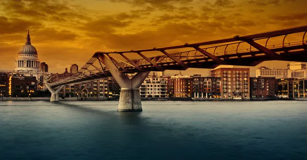 Millennium bridge a katedrály svatého Pavla, Londýn — Stock fotografie