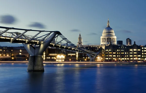 Puente del Milenio y Catedral de San Pablo, Londres —  Fotos de Stock