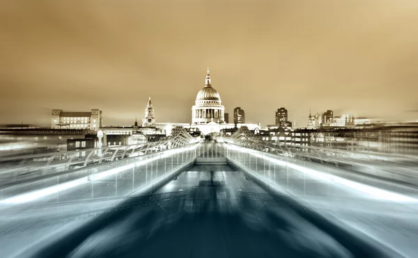 St. Paul's cathedral and Millennium bridge — Stock Photo, Image