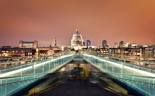 St. paul's cathedral en de millennium bridge — Stockfoto