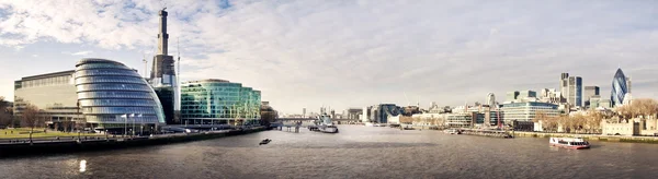 El horizonte de Londres visto desde el puente de la Torre — Foto de Stock