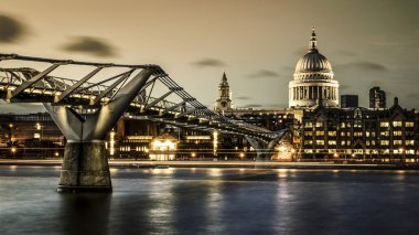 Millennium Köprüsü ve St. Paul'ın Katedrali
