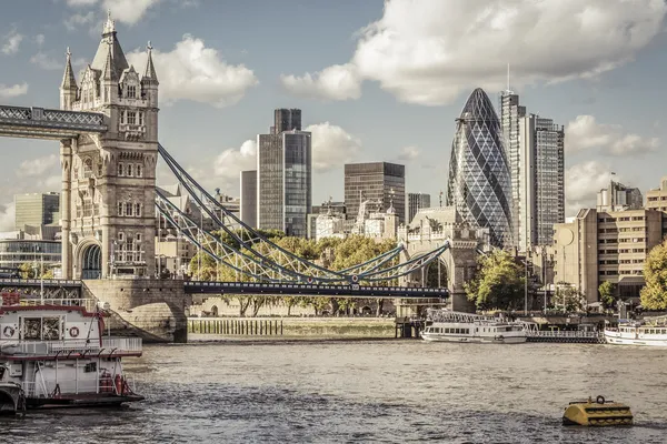 London skyline sett från floden Themsen — Stockfoto