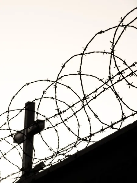 Cross behind barbed wire — Stock Photo, Image