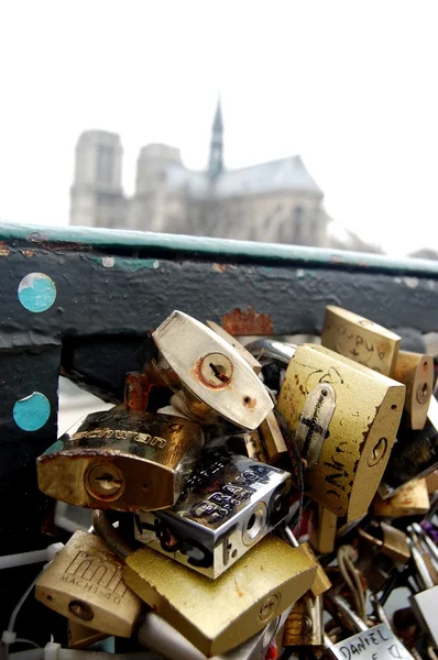 Love locks bridge in Paris — Stock Photo, Image