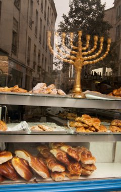 Yedi Kollu Şamdan (paris marais Koşer bir fırında penceresinde).