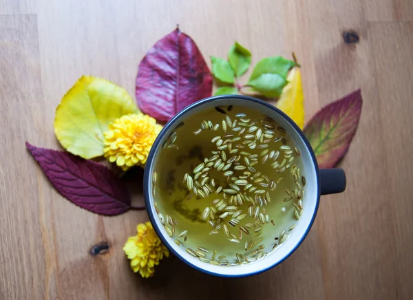 Taza de té con inscripción de té en ambiente otoñal. Cierre . —  Fotos de Stock