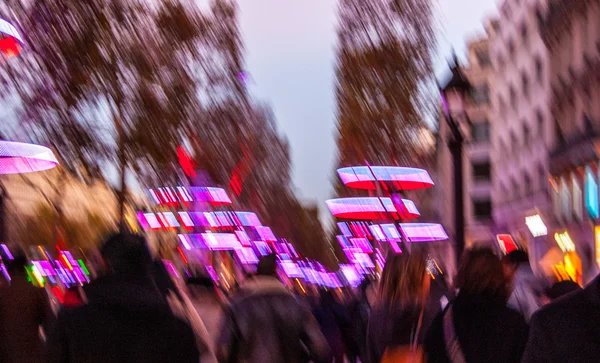 Avenue des champs elysees (Paryż) oraz oświetlenie świąteczne Boże Narodzenie zakupy tłum. streszczenie rozmycie sceny ulicy miasta w nocy. widok z tyłu. — 스톡 사진