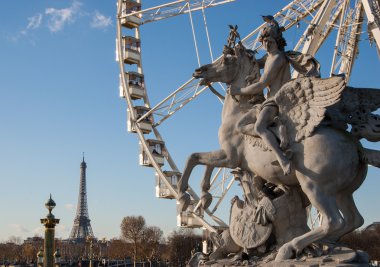 Atlı heykeli. arka plan dönme dolap ve Eyfel Kulesi. Paris.