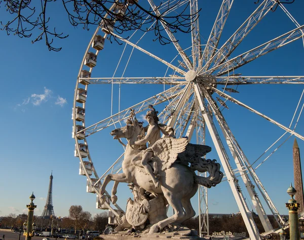 Ratsumiehen patsas. Maailmanpyörä ja Eiffel-torni taustalla. Pariisi . — kuvapankkivalokuva