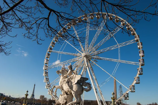 Reiterstandbild. Riesenrad und Eiffelturm im Hintergrund. Paris. — Stockfoto