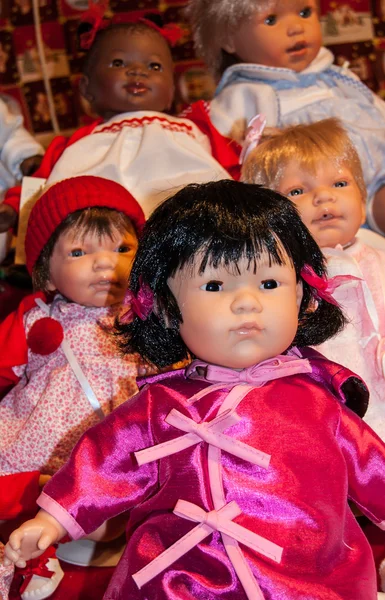 Cinco muñecos de bebé en ropa colorida . — Foto de Stock