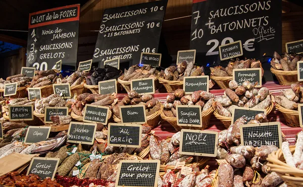 Salsiccia su uno stand di mercato. Mercatino di Natale a Parigi . Immagini Stock Royalty Free