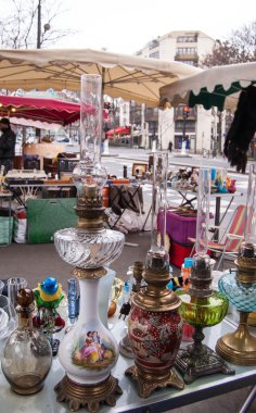 Paris - 29 Aralık: bit pazarı 29 Aralık 2012 de paris, Fransa, Satılık üç güzel süslü gaz lambaları. Paris'te neredeyse 20 pire marketler vardır..