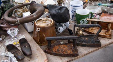 Paris - 29 Aralık: üç antika ütüler, korna, ahşap bebek patiği, çaydanlık, bit pazarı Satılık bardak 29 Aralık 2012 de paris, Fransa. Paris'te neredeyse 20 pire marketler vardır..