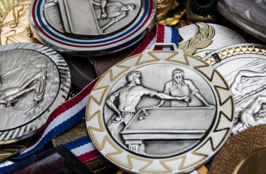 bit pazarı Paris'benzersiz vintage spor madalyası vardır. Bilardo, yüzme ve Kayak madalya.