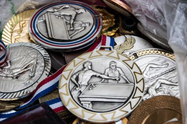 bit pazarı Paris'benzersiz vintage spor madalyası vardır. Bilardo, yüzme ve Kayak madalya.