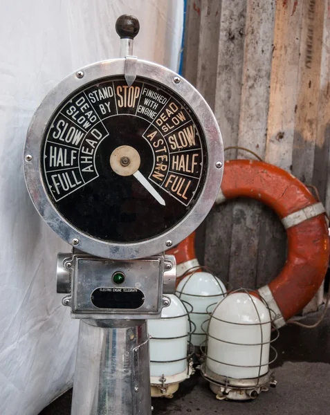 gemi motoru telgraf, üç beyaz lambalar ve izole lifebuoy. bit pazarı Paris.