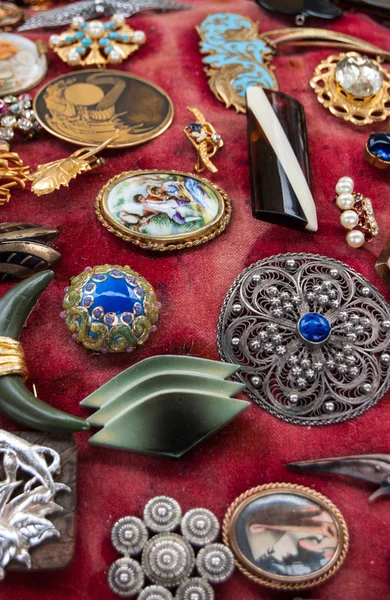 Jewelry background. Vintage brooches at flea market in Paris. — Stock Photo, Image