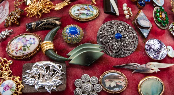 Jewelry background. Vintage brooches at flea market in Paris. — Stock Photo, Image