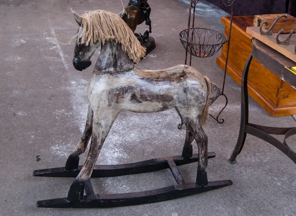 Vintage cavalo de balanço no mercado de pulgas em Paris . — Fotografia de Stock