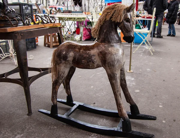 Vintage cavalo de balanço no mercado de pulgas em Paris . — Fotografia de Stock