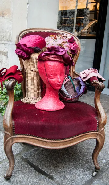 Mannequin wearing vintage hat. Hats and accessories at flea market in Paris. — Stock Photo, Image