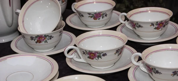 Geschirr für die Teezeit zubereitet. Flohmarkt in Paris. — Stockfoto