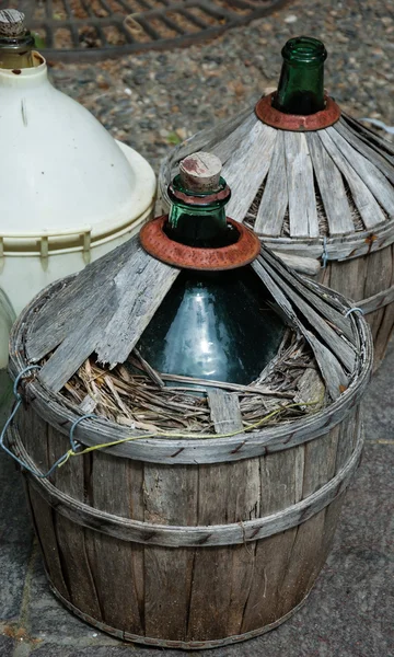 Eski şarap şişeleri bit pazarı, yuvarlak. flask. — Stok fotoğraf