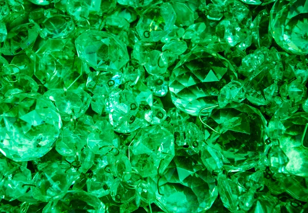 Crystal hängen bakgrund i emerald toner. — Stockfoto