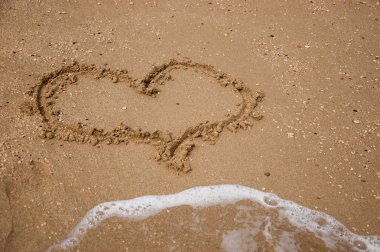 Plajın kumları ok deldi kalp