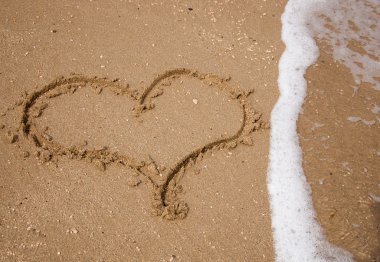 Plajın kumları ok deldi kalp