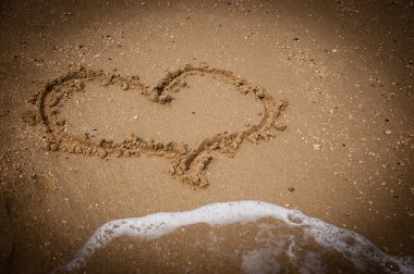 Plajın kumları ok deldi kalp