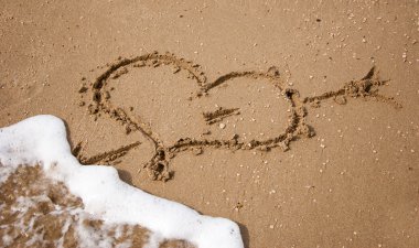 Plajın kumları ok deldi kalp