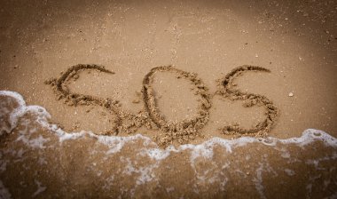 Sos kitabe tarafından dalga deniz yıkanmış kum plaj