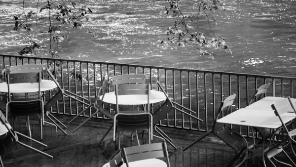 Mesas y sillas con gotas de lluvia —  Fotos de Stock