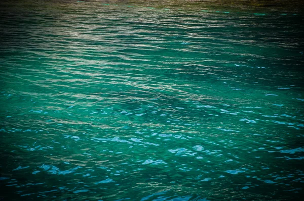 Meeresoberfläche mit Wellen. — Stockfoto