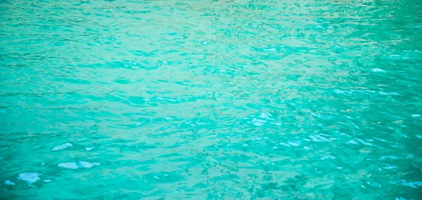 Blauw zeeoppervlak met golven — Stockfoto