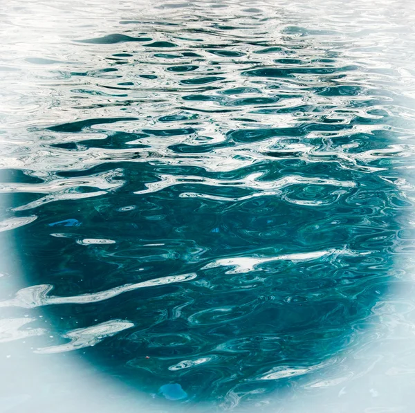 波と青い海の表面 — ストック写真