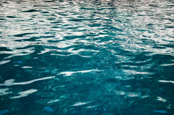 Голубая поверхность моря с волнами — стоковое фото