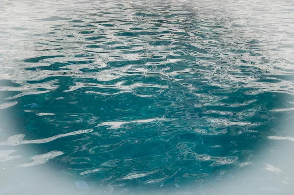 Superfície azul do mar com ondas — Fotografia de Stock